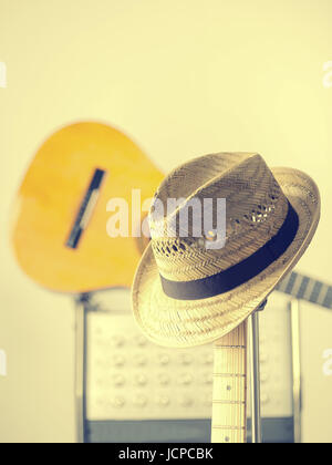 Strohhut auf einer elektrischen Vintage Gitarre in einem studio Stockfoto