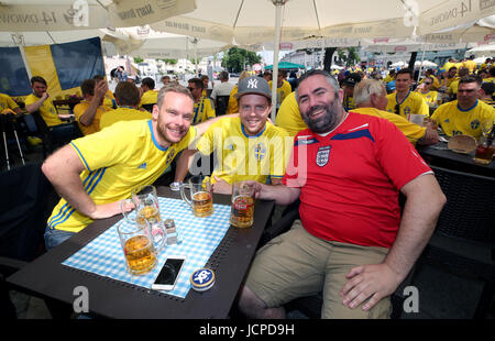 Schweden und England-Fans in Kielce vor der UEFA-U21-Europameisterschaft, Gruppe ein Match in der Kolporter Arena. Stockfoto