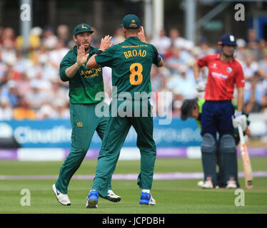 Brendan Taylor (links) von Nottinghamshire feiert den Fang von Essex's Tom Westley während des Royal London One Day Cup, Semi Final Matches auf dem County Cricket Ground, Chelmsford. Stockfoto