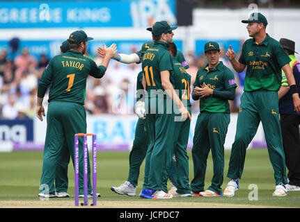 Nottinghamshire Brendan Taylor (links) feiert den Fang des Essex Tom Westley beim Royal London einen Tag Cup Semi Finale im County Cricket Ground, Chelmsford nehmen. Stockfoto