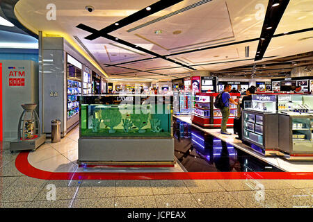 Dubai International Airport shopping und Standard Chartered ATM-Maschine Stockfoto