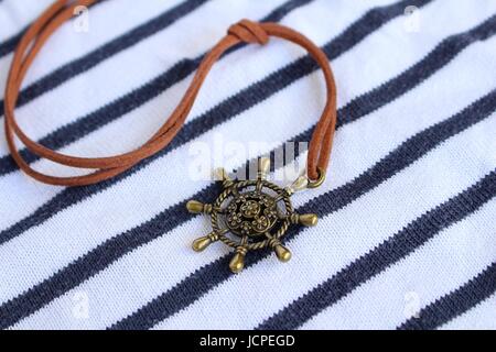 Montiert auf einem Leder Spitze auf einem Meeresboden Kupfer Boot Bar Anhänger Stockfoto