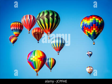 Heißluftballons füllen den Morgenhimmel in Albuquerque Balloon Fiesta.  New-Mexico. Stockfoto