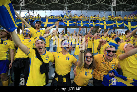 Schweden-Fans in die Stände wärmt vor der UEFA-U21-Europameisterschaft, Gruppe ein Match in der Kolporter Arena Kielce. Stockfoto