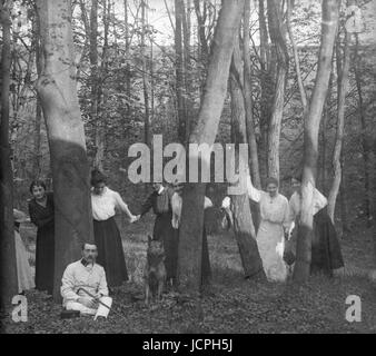 Gruppe von Frauen und Männern im Wald... Um 1915 Stockfoto