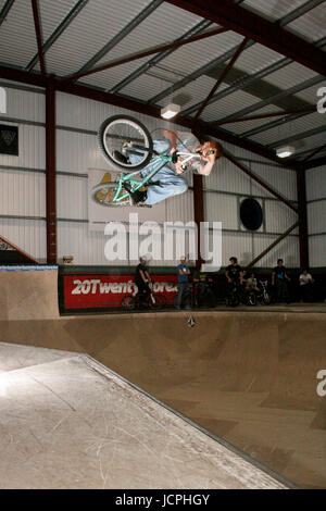 Ein BMXer hat einen Trick an Aberdeen Skate-Park. Stockfoto