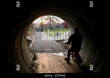 Mann fährt BMX durch tunnel Stockfoto