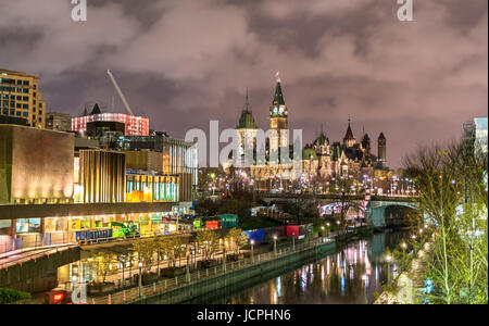 Kanadische Parlamentsgebäude und Rideau Canal in Ottawa Stockfoto