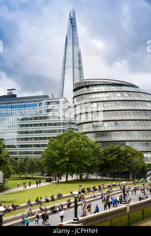 UK, London, Queen's Walk, die Scherbe über Potters Field Park und City Hall von der Tower Bridge Stockfoto