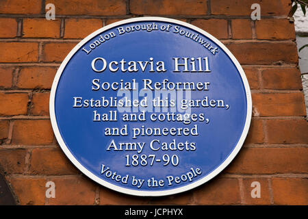 UK London Borough of Southwark, Redcross Weg, Rot-Kreuz-Garten, 1887-1890 Octavia Hill blue plaque Stockfoto