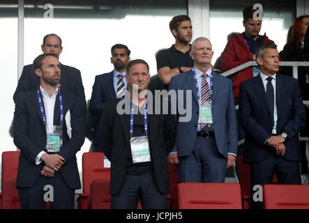 England-Manager Gareth Southgate (links), Co-Trainer Steve Holland (Mitte links), Vorsitzender der The Football Association Greg Clarke (Mitte rechts) und FA-CEO Martin Glenn während der UEFA-U21-Europameisterschaft, Gruppe ein Match in der Kolporter Arena Kielce. Stockfoto