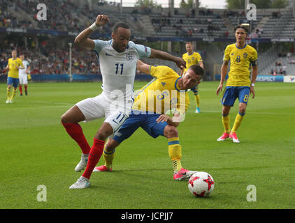 Englands Nathan Redmond (links) und Schwedens Adam Lundqvist während der UEFA-U21-Europameisterschaft, Gruppe ein Match in der Kolporter Arena Kielce. Stockfoto