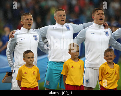 Englands (links-rechts) James Ward-Prosa, Jordan Pickford und Alfie Mawson während der UEFA-U21-Europameisterschaft, Gruppe ein Match in der Kolporter Arena Kielce. Stockfoto