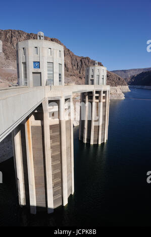 Aufnahme-Türme für das Wasserkraftwerk am Hoover Dam, Lake Mead, Nevada, USA Stockfoto