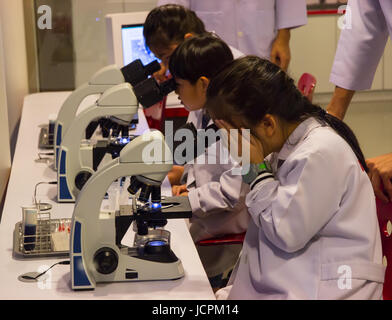 Bangkok, Thailand - 29. April 2017: Asiatische Kinder durchsehen Mikroskop im Chemieunterricht Stockfoto