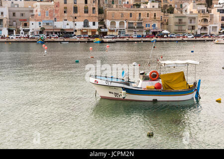 Ein Fischerboot vor Anker im Hafen von Marsaskala Malta Stockfoto