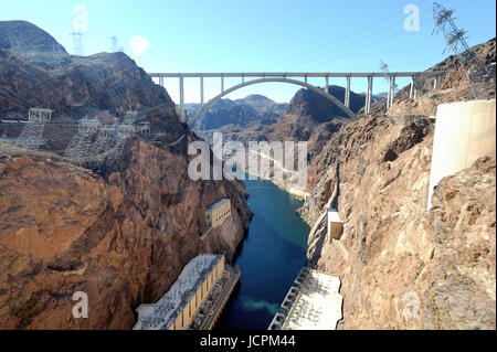 Ansicht von Mike O'Callaghan - Pat Tillman Memorial Bridge vom Hoover-Staudamm, Grenze zu Arizona/Nevada Stockfoto