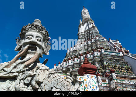 Die Skulptur eines lächelnden chinesischen Mann mit dem prang Stil Wat Arun buddhistischen Tempel in der Innenstadt von Bangkok, Thailand. Stockfoto