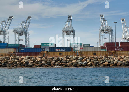 Versand von Continers und Portalkrane am Long Beach Container Terminal, Kalifornien, USA. Stockfoto