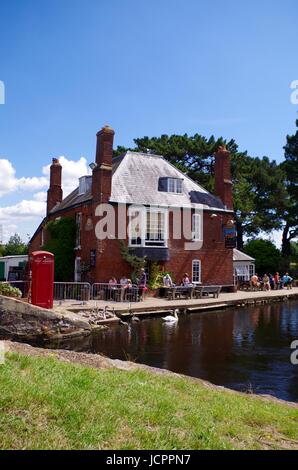Double Locks Pub, Gasthaus aus dem 18. Jahrhundert, am Exeter-Schiffskanal. Devon, Großbritannien. Sonniger Sommertag, August 2015. Stockfoto