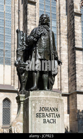Bach-Statue außerhalb außerhalb St. Thomas Church (Thomaskirche), Leipzig, Deutschland. Stockfoto