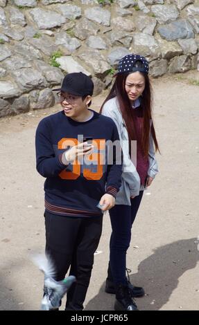 Asiatische Touristen am Exeter Quay. Devon, UK. Juni 2017. Stockfoto