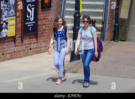 Junge Damen am Kai entlang wandern. Kai Exeter, Devon, UK. Juni 2017. Stockfoto