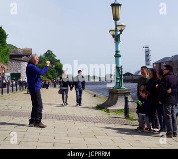 Eine asiatische Familie stellen für ihre Foto aufgenommen am Exeter Kai haben. Devon, UK. Juni 2017. Stockfoto