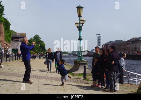 Eine asiatische Familie stellen für ihre Foto aufgenommen am Exeter Kai haben. Devon, UK. Juni 2017. Stockfoto