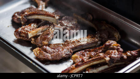 Fried Grillfleisch mit Knochen auf Eisen-Tablett. Nahaufnahme Foto Stockfoto