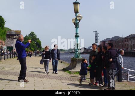 Eine asiatische Familie stellen für ihre Foto aufgenommen am Exeter Kai haben. Devon, UK. Juni 2017. Stockfoto