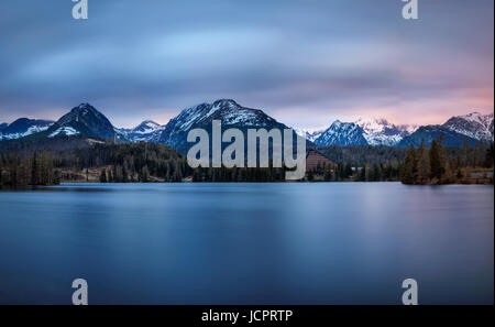 Sonnenuntergang Panorama der glazialen Bergsee benannt Strbske Pleso im Nationalpark Hohe Tatra, Slowakei. Langzeitbelichtung. Stockfoto