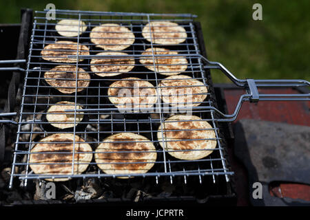 Auberginen Grillen am Grill im Sommer auf Holztisch Stockfoto