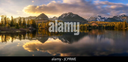 Sonnenuntergang Panorama der glazialen Bergsee benannt Strbske Pleso im Nationalpark Hohe Tatra, Slowakei. Langzeitbelichtung. Stockfoto