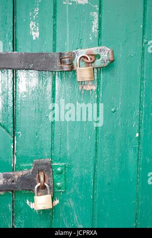 Eine fest verschlossene Tür am Exeter Quay. Devon, UK. Juni 2017. Stockfoto