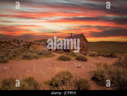 Sonnenuntergang über Geisterstadt Bodie in Kalifornien. Bodie ist eine historische State Park aus einem Goldrausch-Ära in Bodie Hügel östlich der Sierra Nevada. Stockfoto