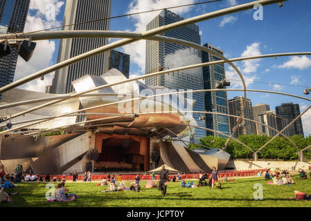 CHICAGO, ILLINOIS, USA - 30. Mai 2016: Jay Pritzker Pavilion im Millennium Park in Chicago.  Es ist die Heimat des Grant Park Symphony Orchestra und Stockfoto