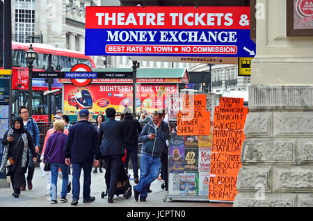 London, England, Vereinigtes Königreich. Theaterkarten und Geldwechsel in Piccadilly Circus Stockfoto