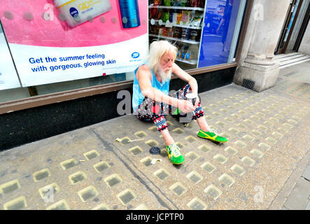 London, England, Vereinigtes Königreich. Alter Mann (obdachlos?), Kaffeetrinken in der Regent Street Stockfoto