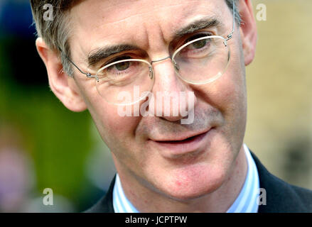 Jakob Rees-Mogg MP (Con: North East Somerset) am College Green, Westminster 18. April 2017 kurz nach den Parlamentswahlen wurde bekannt gegeben. Stockfoto