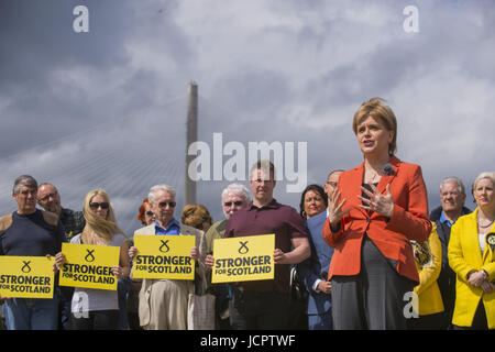 Schottlands erster Minister hält eine Rede am South Queensferry mit dem Hintergrund des neuen Queensferry Crossing, zum 10 Jahrestag des SNP in der Regierung.  Mitwirkende: Nicola Sturgeon wo: South Queensferry, Großbritannien wenn: 16. Mai 2017 Credit: WENN.com Stockfoto