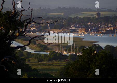 Ein abendlicher Sommerblick über den Exeter Schiffskanal bei Turf Lock nach Topsham von Powderham Folly. Exe Estuary, Devon, Großbritannien. Juni 2017. Stockfoto