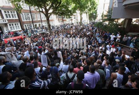 Demonstranten außerhalb Kensington Town Hall in West London, das Hauptquartier der Royal Borough of Kensington und Chelsea, anspruchsvolle Antworten über die Grenfell Turm-Katastrophe. Stockfoto