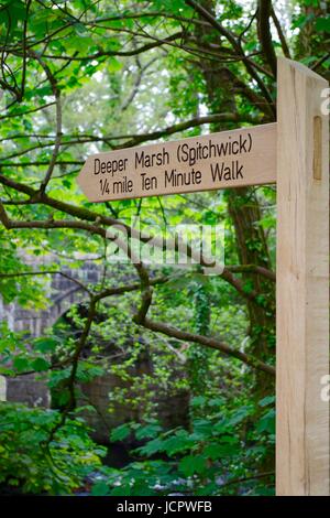 Spitchwick Holzschild Post, Neue Brücke, Fluss Dart. Dartmoor, Devon, Großbritannien. Mai, 2017. Stockfoto