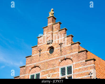 Gestufte Giebel des alten Rathauses in Hoogstraat in befestigte Stadt Woudrichem, Brabant, Niederlande Stockfoto