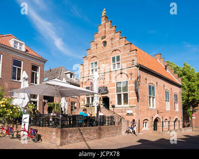 Menschen genießen auf der Terrasse des Café im alten Rathaus im Zentrum der befestigten Stadt Woudrichem, Brabant, Niederlande Stockfoto