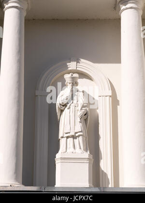 Statue des Heiligen Johannes von Nepomuk in Fassade der Pfarrkirche in der Altstadt der Festungsstadt Woudrichem, Brabant, Niederlande Stockfoto