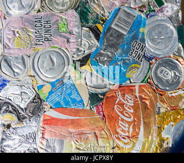 Komprimiert Alugetränkedosen mit branding zeigt bereit für das recycling. Stockfoto