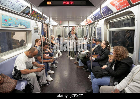 Passagiere an Bord Beförderung von New York Metrolinie C trainieren New York City USA Stockfoto