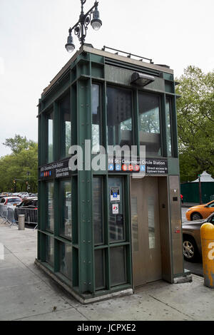 Zugang zum Aufzug zur Columbus Circle u-Bahn-Station New York City USA Stockfoto